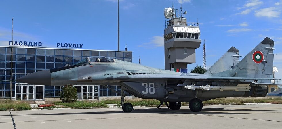 Всички самолети от авиобаза Граф Игнатиево днес бяха пребазирани на гражданското летище в Пловдив. Причината е началото на мащабна реконструкция в авиобаза Граф Игнатиево, нужна за приемането на чаканите изтребители F-16