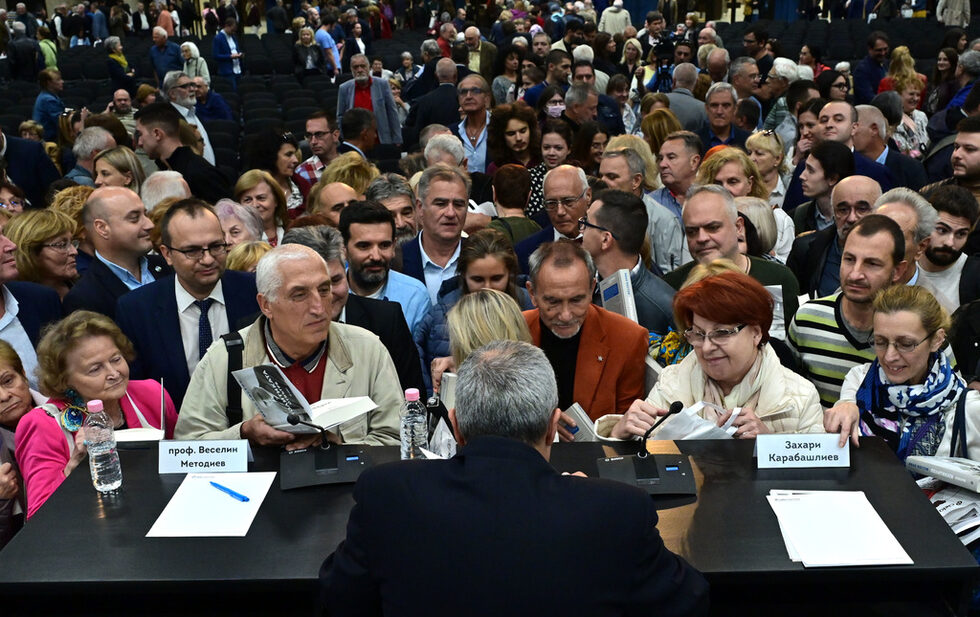 "Аз съм абсолютно убеден, че тази имперска агресия ще бъде наказана от ЕС и от целия Запад, които ще бъдат единни. И когато бъде наказана, повярвайте ми, никой няма да бъде за Путин", завърши Костов