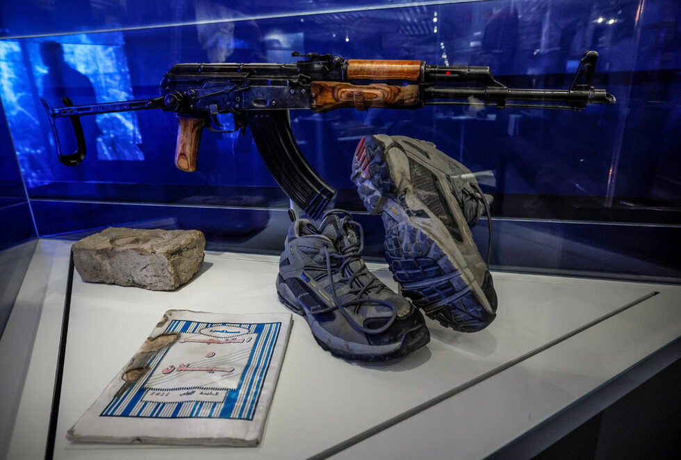 Автомат AKM, намерен до тялото на Осама бин Ладен в нощта, когато той е бил убит от американските военноморски тюлени в своя комплекс в Пакистан, тухла от комплекса, наръчник за обучение на "Ал Кайда" и обувки, носени от военноморски тюлен.
