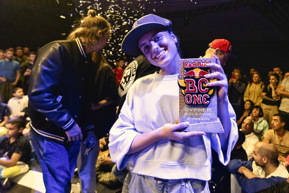 Победителка при жените стана Габриела Янкулова (B-Girl Gubchy). Тя e част от FOOTPRINTz Crew и се занимава с брейк от четири години. "Събитието имаше невероятна атмосфера и можех да усетя енергията на хората около мен. Надявам се да има повече такива големи състезания и да се провокира по-голям интерес към брейкинг и хоп-хоп културата у нас", заяви тя