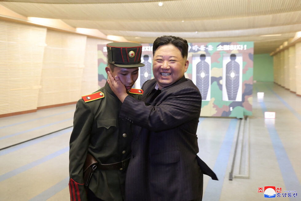 Севернокорейският лидер Ким Чен Ун посещава революционното училище Mangyongdae в Пхенян, Северна Корея.