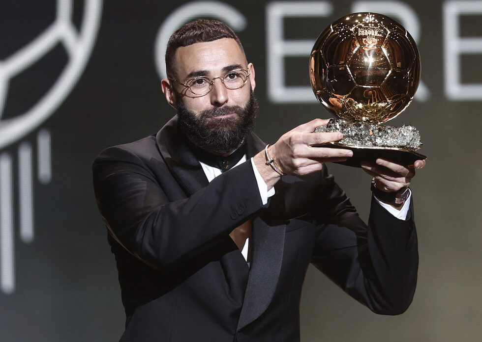 Карим Бензема е носител на <a href="https://www.dnevnik.bg/sport/2022/10/17/4404029_sled_magicheskiia_sezon_benzema_specheli_kategorichno/">"Златната топка"</a> за 2022 г. Нападателят на <a href="https://www.dnevnik.bg/sport/2022/10/16/4403593_real_prizemi_barselona_v_klasiko_i_okupira_vurha_v_la/" target="_blank">"Реал" (Мадрид)</a>получи най-ценното индивидуално отличие във футбола на церемония в Париж. На 34 години Бензема е най-възрастният победител от 1956 г. насам.<br /><br />Той изпревари Садио Мане и Кевин Де Бройне