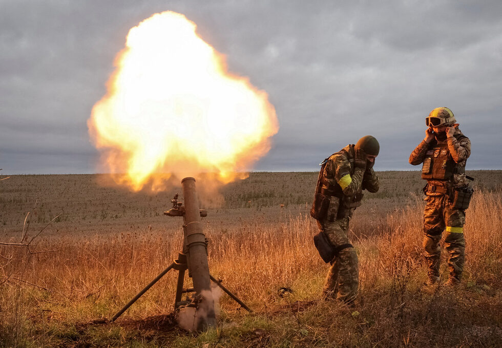 Украински военнослужещи стрелят с минохвъргачка на фронтовата линия, докато руската атака срещу Украйна продължава, в Харковска област, Украйна.