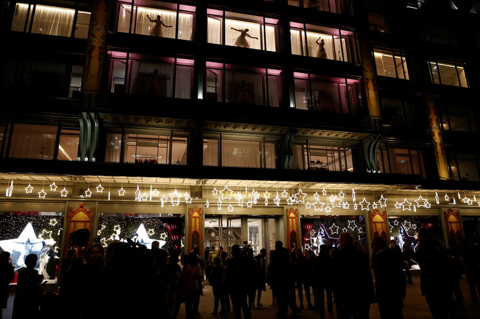 Топлината е намалена и в La Samaritaine, универсален магазин, собственост на LVMH, в центъра на Париж.<br /><br />"Това е голяма разлика", казва Елеанор де Бойсон, регионален президент за Европа и Близкия изток на подразделението за търговия на дребно с туристически стоки на LVMH DFS.<br /><br />Други "малки" жестове включват само частично осветление на магазина и офисите му по време на почистването рано сутрин, добавя тя. При откриването на коледната изложба на магазина балетисти са изпълнявали представления в едва осветените витрини.