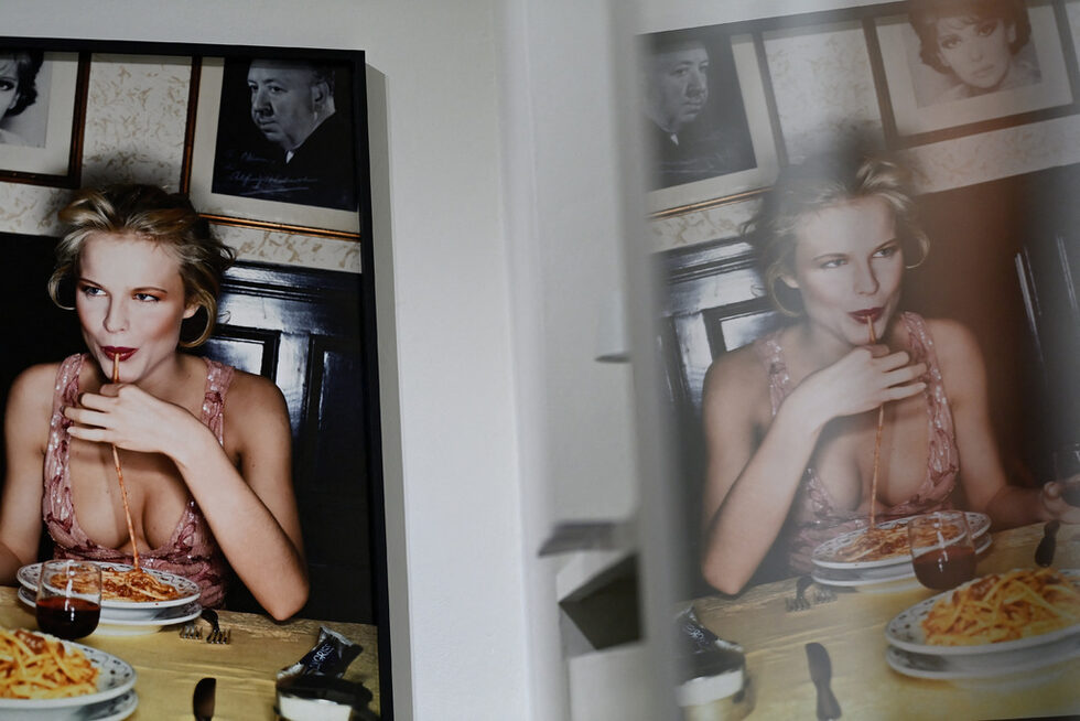 От екзотичните и цветни обстановки за Vogue Italia до модела Ева Херцигова, която яде спагети - нова изложба в Милано подреди непоказвани досега творби на известния италиански моден фотограф Джан Паоло Барбиери.<br /><br />"Джан Паоло Барбиери: неконвенционално" беше открита във вторник и представя творби, които 87-годишният Барбиери е създал по време на кариерата си за дизайнерски марки като Dolce & Gabbana и Vivienne Westwood, както и на известни имена, сред които актрисата Моника Белучи и дизайнерката Донатела Версаче.
