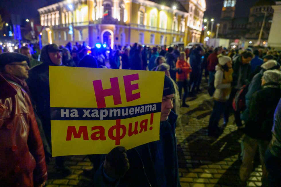 "Не на хартиената коалиция! За честни избори!". Протест под това мото се проведе днес пред Народното събрание. Той беше организиран от инициативата "Правосъдие за всеки".<br /><br />"Олигархичното мнозинство в Народното събрание е твърдо решено да отнеме правото ни на свободен избор, като се манипулират изборите по познатата хартиена нишка. В прав текст депутат от ГЕРБ призна, че имат проблем с липсата на достатъчно гласове, за да вземат властта, а лидер на ДПС - че ще гласуват само промените в Изборния кодекс, докато ги приемат", посочват организаторите.