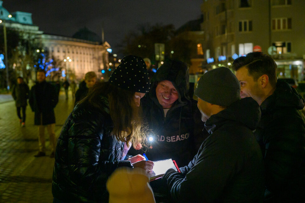 Според хората на площада, апетитите да се заличи паметта на машините и да се забрани използването на записите от камери на видеонаблюдението представляват подготовка за гигантски манипулации на всички следващи избори.