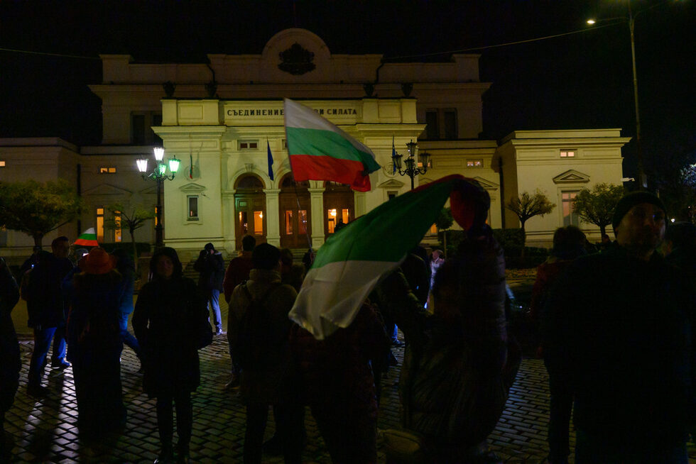 "Стъпването на всички парламентарни процедури от Хартиената коалиция в 48-ото НС, нощните и късни вечерни заседания, пренебрегването на важните за държавата законопроекти очевидно са част от схема за бързо и дългосрочно политико-корпоративно управление, което няма да има нищо общо със стандартите на парламентарната демокрация", смятат организаторите.