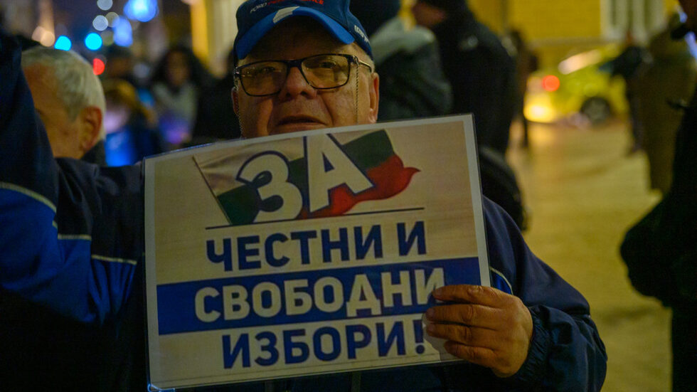 Хората на площада подозират, че хартиената коалиция вероятно ще роди и Хартиено правителство от Орешарски или Беров тип, "под контрола на Сарая и Банкя".