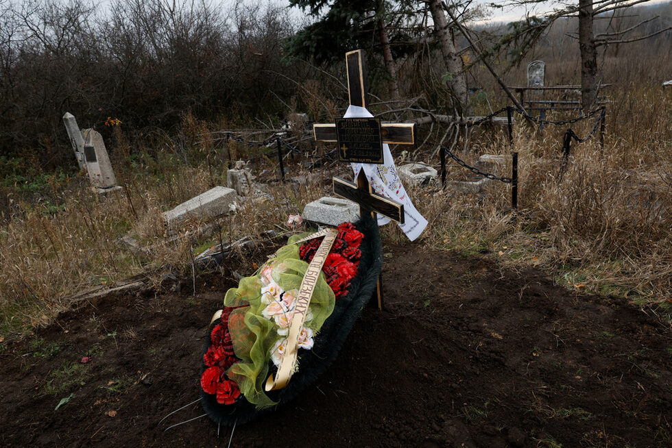 Меленец плаче над ковчега, покрит с бродиран плат. Чува се грохотът на далечни експлозии.<br /><br />Като си тръгват участниците в погребението се разминават с микробус с друг ковчег. Този път няма кой да го посрещне.<br /><br />Осиротялото семейство напуска родното си село и се отправя на запад, близо до Карпатите, където се е установило.