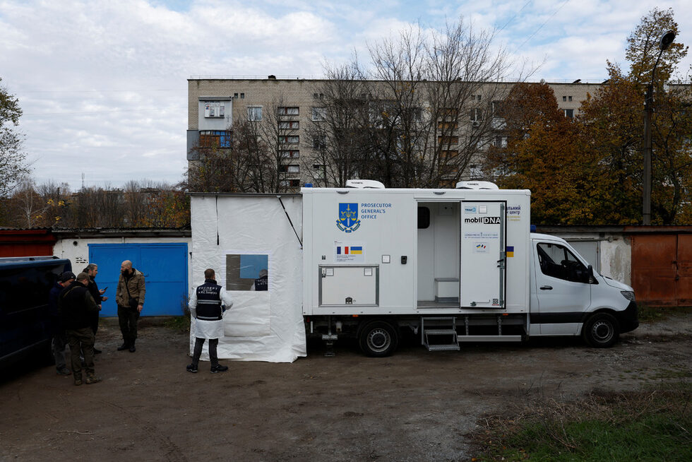 През октомври, когато украинските сили навлизат обратно в Камянка след контраофанзива, тялото на Олександър е ексхумирано и отнесено във възстановения град Изюм, където е съхранено.<br /><br />В началото на ноември украинската главна прокуратура създава временна мобилна лаборатория за ДНК тестове в местния полицейски участък там, за да помогне на роднините да идентифицират близките си.