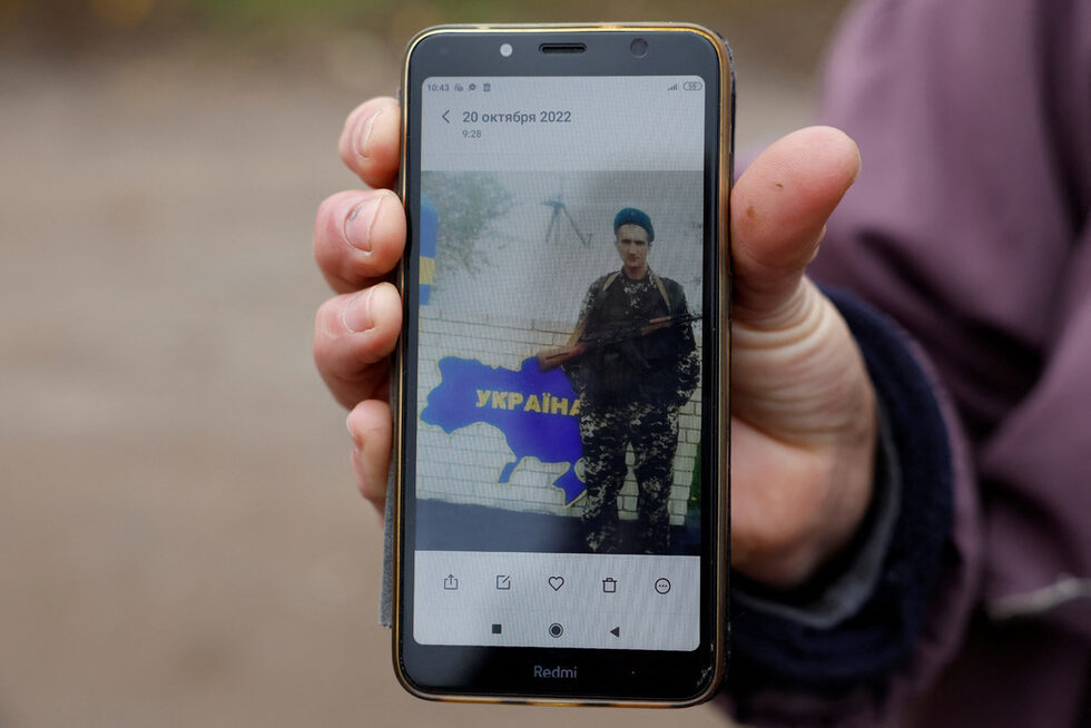 Меленец се опитва да разбере какво се е случило със съпруга ѝ и по-големия ѝ син.<br /><br />Агенция "Ройтерс" не е успяла да провери независимо нейния разказ и тя разчита отчасти на свидетелствата на приятели и съседи, останали в Камянка.<br /><br />Руското министерство на отбраната не отговоря веднага на молбата за коментар на случаите на изчезнали, споменати в тази статия, или в по-широк смисъл.<br /><br />Меленец казва, че е напуснала родното си село заедно с Николай и някои други жители на 21 март, когато руснаците са поели контрола и са им позволили да се евакуират. Серхий и Олександър решили да останат, за да защитят домовете си и да помогнат на другите да се измъкнат.