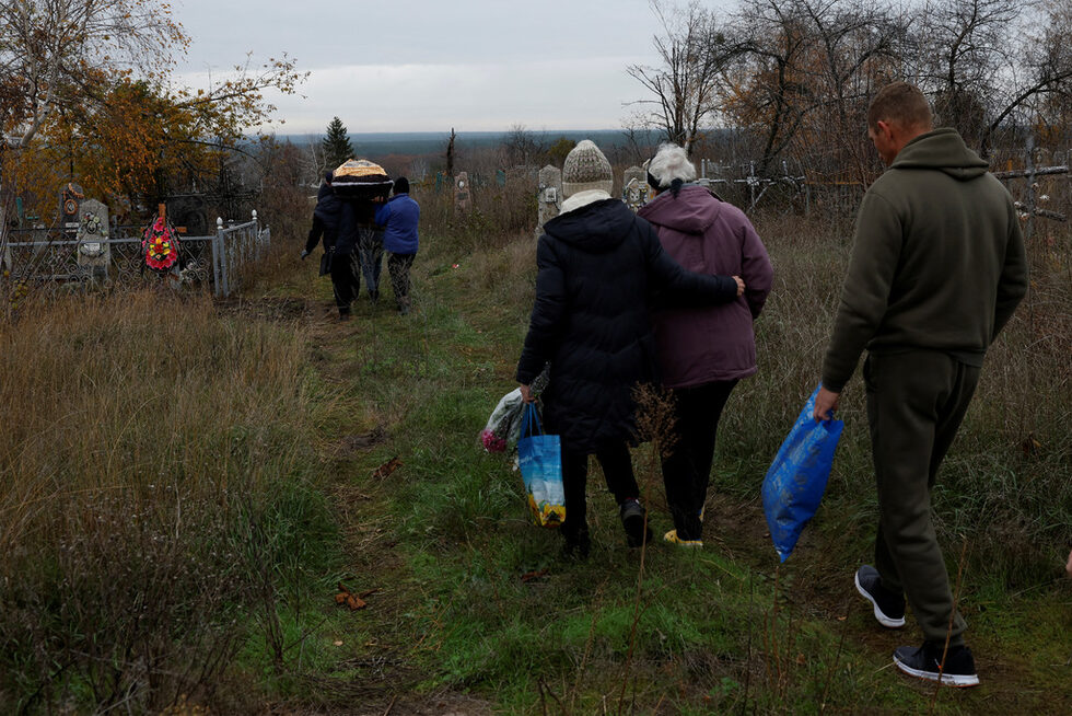 В една влажна, мъглива сутрин под сиво небе групата върви бавно по пътека обрасла с трева и храсталаци, като внимава да не стъпи върху мини "пеперуди", разхвърляни по земята и трудно различими под есенните листа.