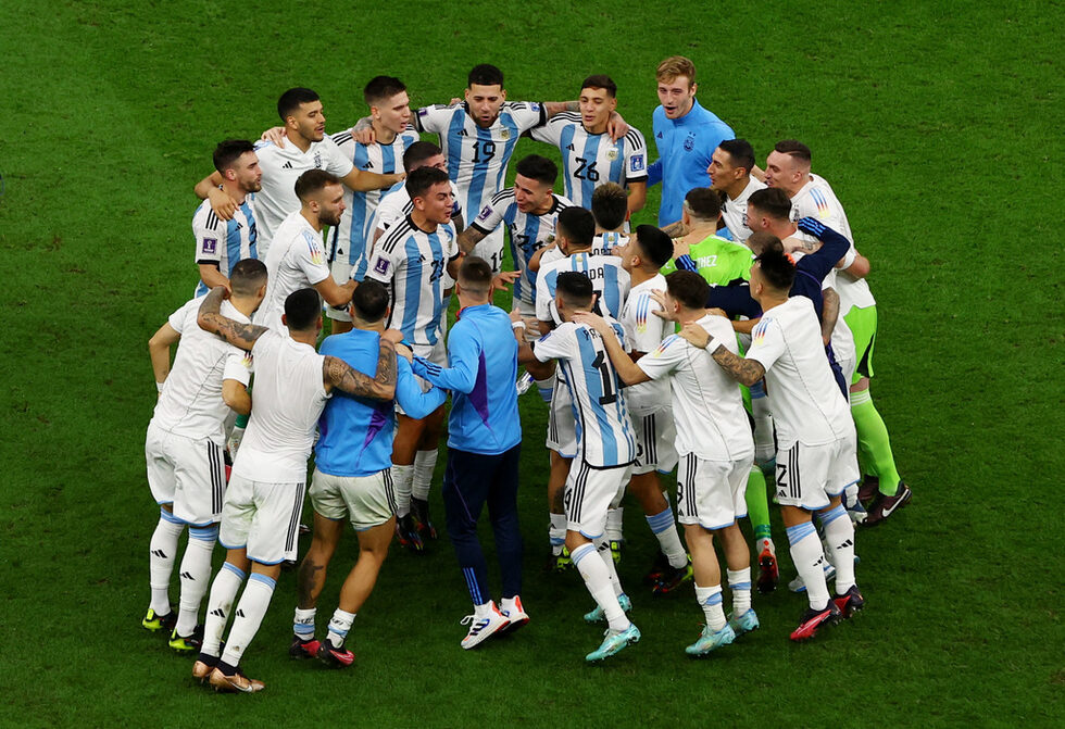 Футболистите на Аржентина пеят и танцуват след <a href="https://www.dnevnik.bg/sport/2022/12/13/4427363_arjentina_ili_hurvatiia_reshava_se_purviiat_polufinal/" target="_blank">категоричната победа над Хърватия с 3:0</a>, класирала отбора на финал на световното първенство.<br /><br />Водени от своя капитан Лионел Меси аржентинците затвърдиха тенденцията да нямат загуба в полуфинал на световно. В неделя отборът ще играе за шести път в мача за титлата.