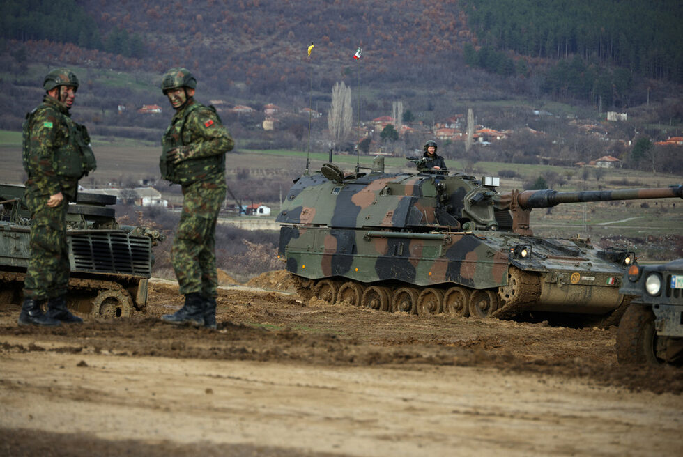 Военнослужещи от многонационалната бойна група на НАТО в България участват във военното учение "Ответен удар" на полигона Ново село.