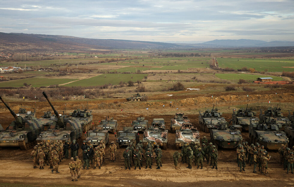Военнослужещи от многонационалната бойна група на НАТО в България.