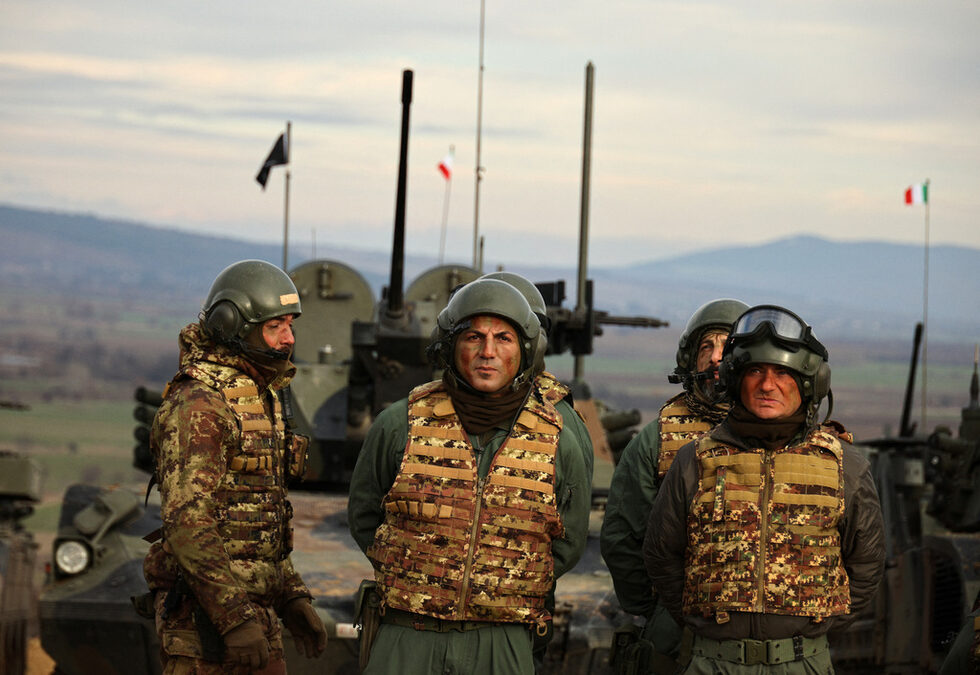 Италиански войници гледат по време на военното учение "Ответен удар", в рамките на което Италия поема ръководството на бойната група на НАТО в България на военния полигон Ново село.