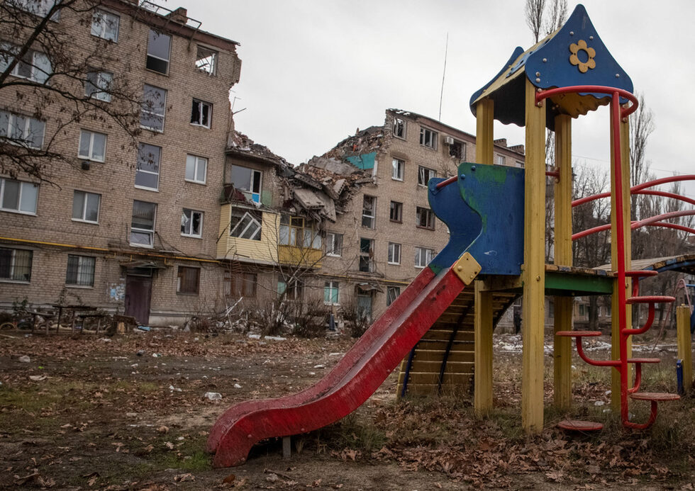 Сграда, пострадала при въздушен удар в Бакхмут, Украйна.