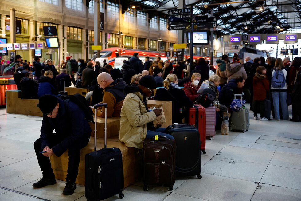 Пътници чакат влака си на жп гара Gare de Lyon в Париж по време на стачка на влаковата охрана на френския държавен железопътен оператор SNCF.