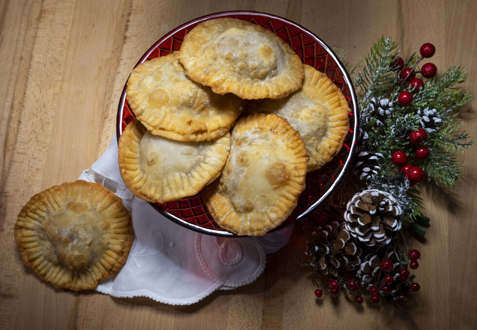 Тя уточнява, че трапезата е много богата.<br /><br />"Приготвила съм Pastelitos (букв. кексчета), които могат да имат всякаква плънка, а моите са с червен лук, чесън, телешка кайма, чушка и доматен сос. На масата традиционно има и Pernil Asado (печена шунка с хрупкава коричка), Moro de guandules (ориз с грах), Pasteles en Hoja (тесто от плантани и други типични нишестени кореноплодни зеленчуци, пълнено с месо, увито в бананови листа), както и алкохолната напитка с мляко, яйца, захар, ром, ванилия Ponche Crema (крем пунш)".