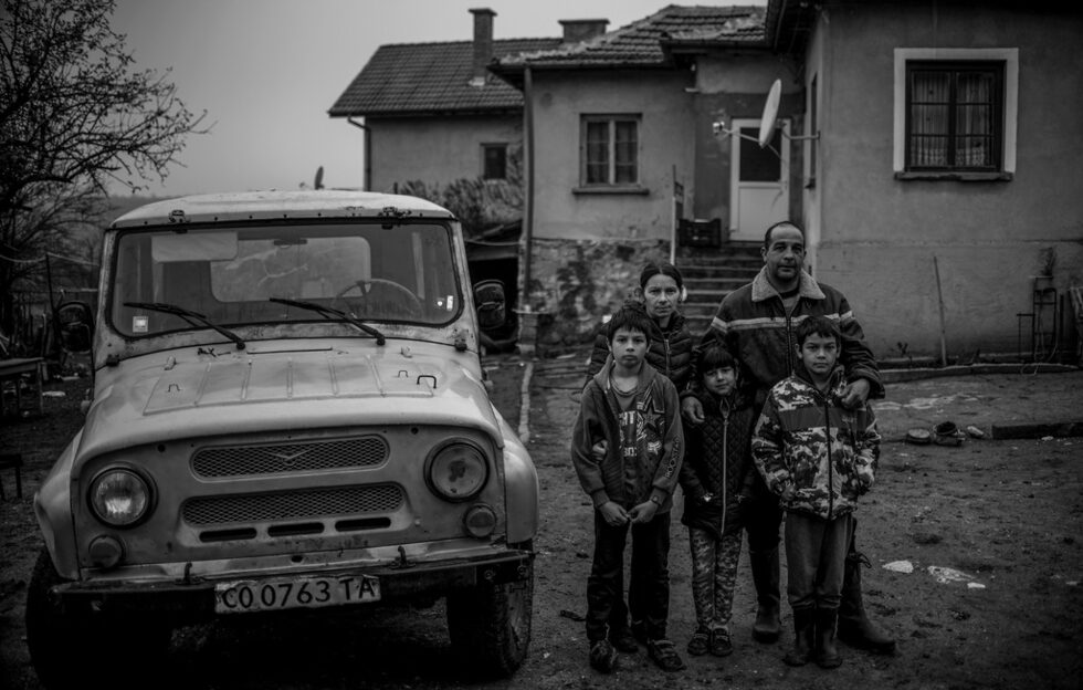 Къщата на Иван и Катя Георгиеви и техните деца. Те гледат животни и понеже вече е късно, ни канят с тях по задачи на полето, за да си говорим, а те да работят. И така между риенето на тор и доенето на кравата, разбираме че са се преместили от София, че гледат четири деца, че пътят ги тормози и тях, че са отчаяни от политиците, но виждат, че всички "трябва да се стегнем".<br /><br />Доволни са, че си произвеждат чиста храна, че децата са на въздух, че тичат на воля и играят. Не се виждат обратно в града, освен ако липсата на работа не ги принуди. Казват, че "на село е трудно, но весело".<br /><br />На снимката: Семейство Георгиеви позира за снимка до стария си руски джип на фона на дома им.