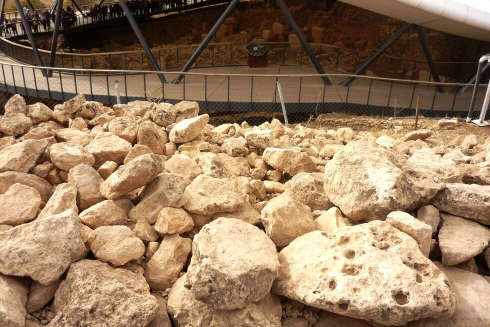 Радиовъглеродното датиране свидетелства, че краят на периода в най-стария Пласт III може да бъде фиксиран на около 9000 г. пр.н.е., но се смята, че обектът може да е функционирал като духовен център и по-рано – през 10 000 г. пр.н.е. или дори още по-рано.