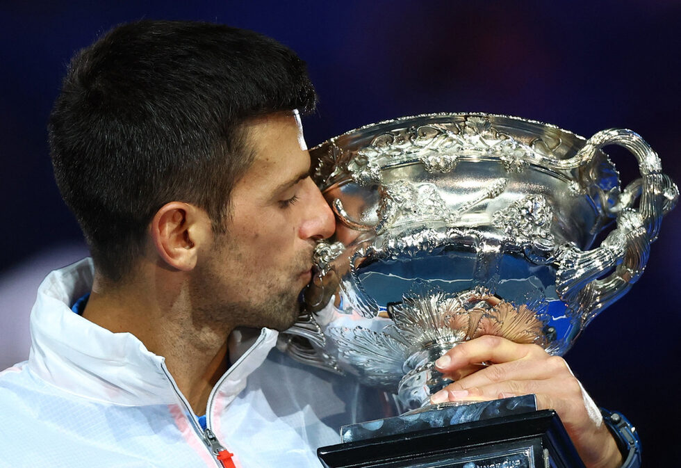 Новак Джокович е целунал <a href="https://www.dnevnik.bg/sport/2023/01/29/4443729_djokovich_zapazi_trona_na_australian_open_i_triumfira/?ref=home_layer2" target="_blank">купата от Australian Open</a>, която спечели във финала със Стефанос Циципас. Сърбинът триумфира за десети път в Мелбърн и общо за 22-ри в Големия шлем, с което се изравни с Рафаел Надал.