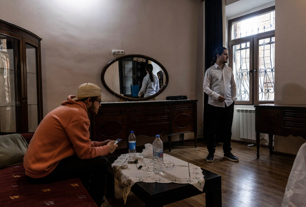 Освен това той поддържа страстта си и е събрал малка група класически музиканти, които също като него са руснаци, с цел да изнасят концерти в Тбилиси и евентуално в Ереван, столицата на съседна Армения.