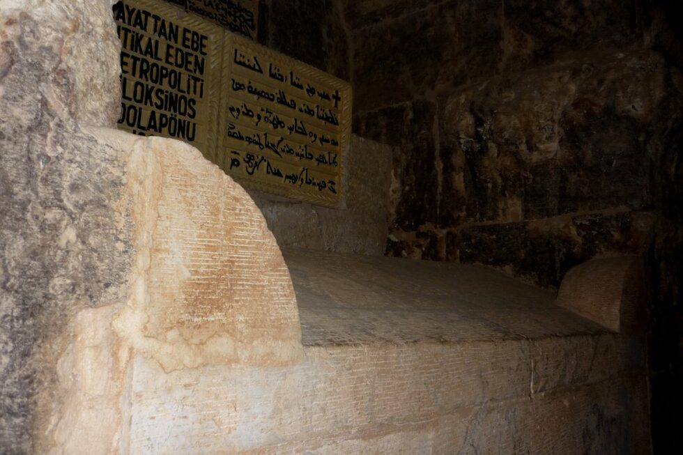 Вътре в манастира има историческа сирийска Библия и свещен камък. Казва се, че тук е създадено първото медицинско училище. Мозайките от периода на основаването му стоят и днес. Една от най-големите особености на манастира, който изглежда като жива история, е че съдържа гробниците на 52 сирийски патриарси.<br /><br />В подземията му се намира древен храм на почитателите на слънцето.