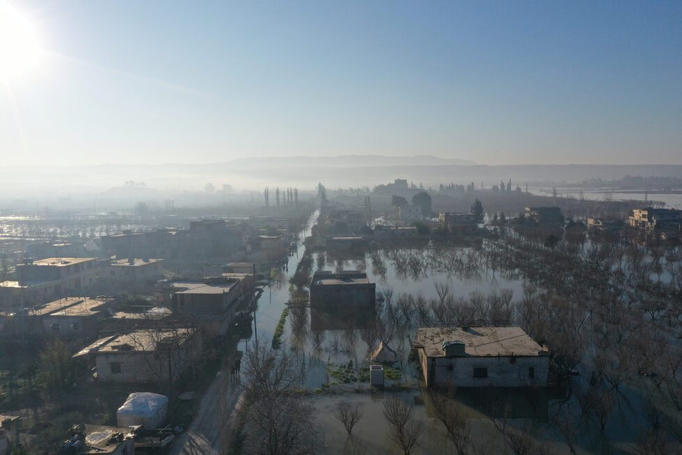 Източници на Сирийската обсерватория за правата на човека съобщават, че река Ал-Хабур е наводнила и унищожила голяма част от земеделската земя. Това се случва след изпускането на язовири в Турция заради топенето на снеговете и обилните валежи.<br /><br />Според източниците на СОЧП стотици хектари земеделски земи, засадени с пшеница, ечемик и други култури в района на Тел Тамр в провинция Ал-Хасака в Северна и Източна Сирия, са били наводнени; това застрашава продоволствената сигурност на Сирия през следващата година.