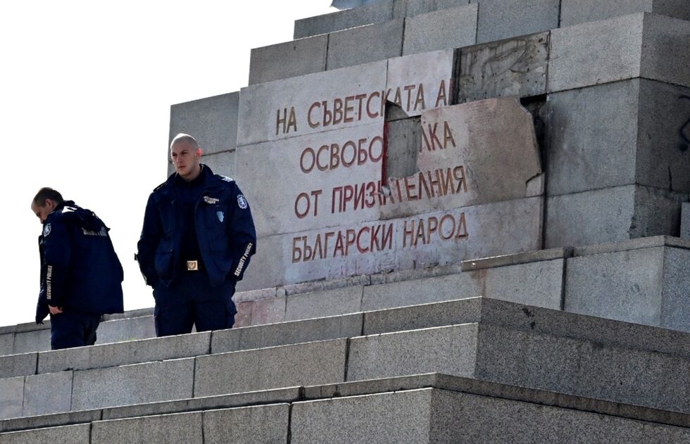 Плочата на Паметника на Съветската армия, на която е изписано на "На съветската армия освободителка от признателния български народ", е била счупена тази нощ.<br /><br />Това се случва часове преди отбелязването на първата година от началото на войната на Русия срещу Украйна. Днес в Русия се отбелязва Денят на защитниците на отечеството, който във времената на СССР се наричаше "празник на Съветската армия". <br /><br />Извършителят на посегателството е заварен в района на паметника от пристигнал полицейски патрул. Пред журналисти той обяви, че го е направил като протест срещу войната, като по този начин показва своето отношение.