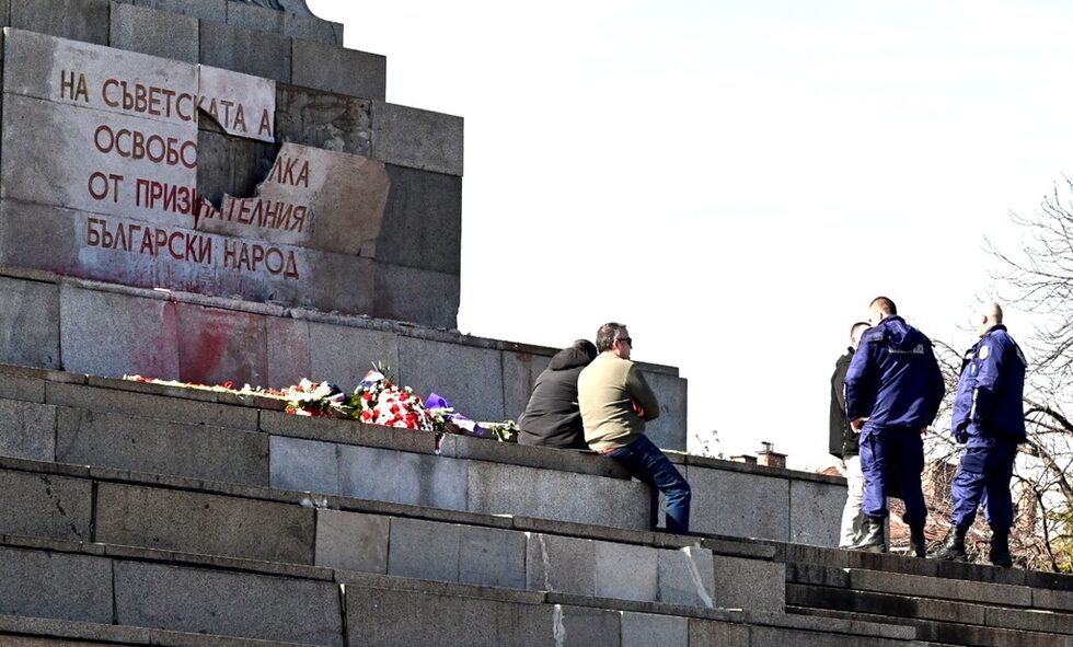 До момента няколко пъти плочата, както и самият паметник, бяха заливани с червена боя. Паметникът на Съветската армия през 2021 година <a href="https://www.dnevnik.bg/bulgaria/2021/10/01/4259668_traicho_traikov_prizova_da_ne_se_doblijava_pametnika/" target="_blank">беше определен за опасен</a> заради недобро конструктивно състояние.