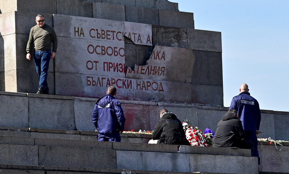 Снимка на деня: Мъж счупи плоча от Паметника на Съветската армия в знак на протест