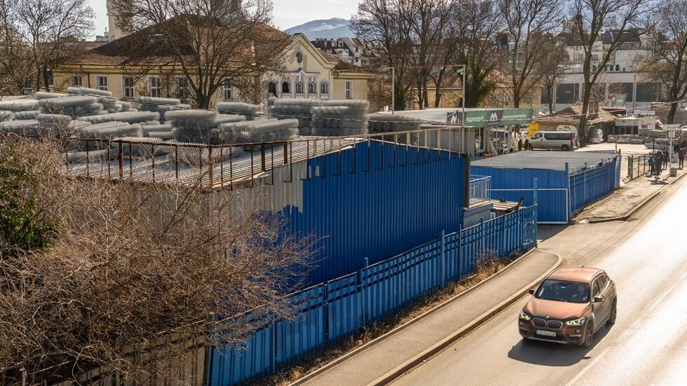 Някогашната товарна жп гара, известна като Сточна, сега е скрита зад складове за строителни материали. Сдружението на урбанисти "Градоскоп" инициира дискусии за бъдещето на пространството от кръстовището Сточна гара до гара Подуяне-разпределителна. В тях участват главният архитект на София Здравко Здравков, ръководители от НКЖИ, живеещите наблизо граждани.