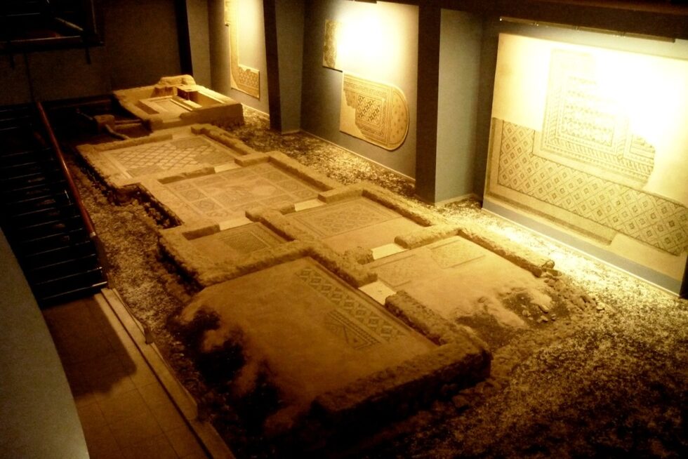 Посетителите на Zeugma Mosaic Museum започват от най-ниското ниво, минават в отделни корпуси и завършват обиколката си, издигайки се през терасите на града.