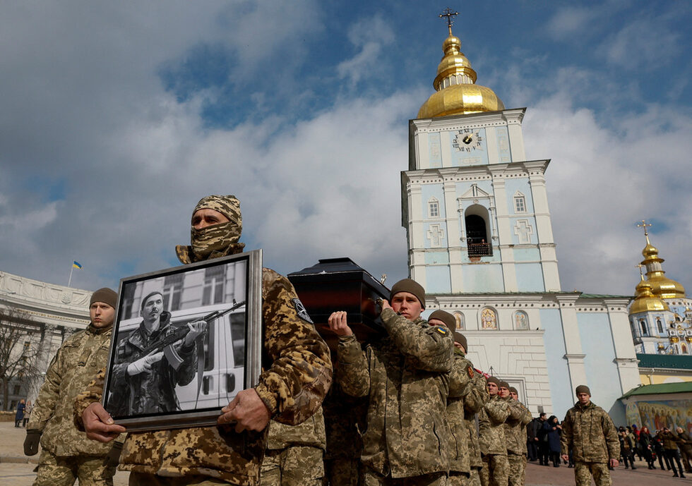 Украински военнослужещи носят ковчези с телата на членове на доброволческия батальон "Братство", убити по време на атака на руска територия на 25 декември по време на възпоменателна церемония в Киев, Украйна.
