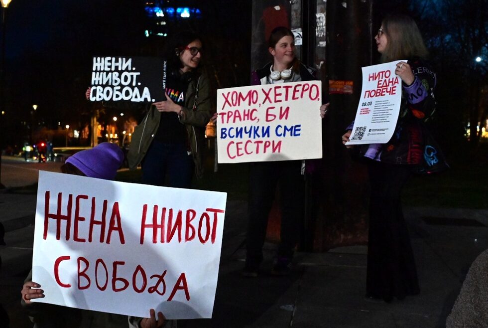 Искаме да насочим вниманието към проблема с насилие над жени, който за пореден път беше заметен под килима в последното Народно събрание, когато не се приеха промените в закона за защита от домашно насилие", коментира пред БТА Доротея Стефанова, един от организаторите на шествието.