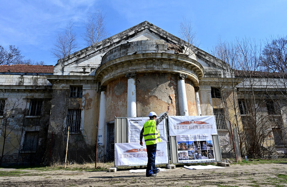 Сградата на минералната баня "Овча купел" е по проект на арх. Георги Овчаров и строежът й започва през 1920 г. и струва 30 млн.лева на държавата. Тя работи до края на 80-те години на ХХ век, след което е затворена, защото не се поддържа.