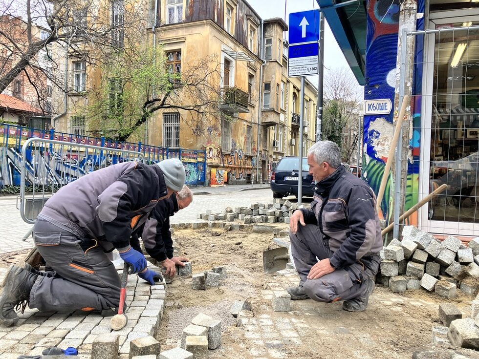 Динамиката на ремонта по ул. "Цар Иван Шишман" само за седмица остави неразкопано кръстовището с ул. "Иван Вазов". Обновяването на настилката в този участък от търговската улица завърши в края на март и работниците на фирмата-изпълнител "Парсек" ЕООД преминаха към следващия – между пресечките "Славянска" и "Аксаков".