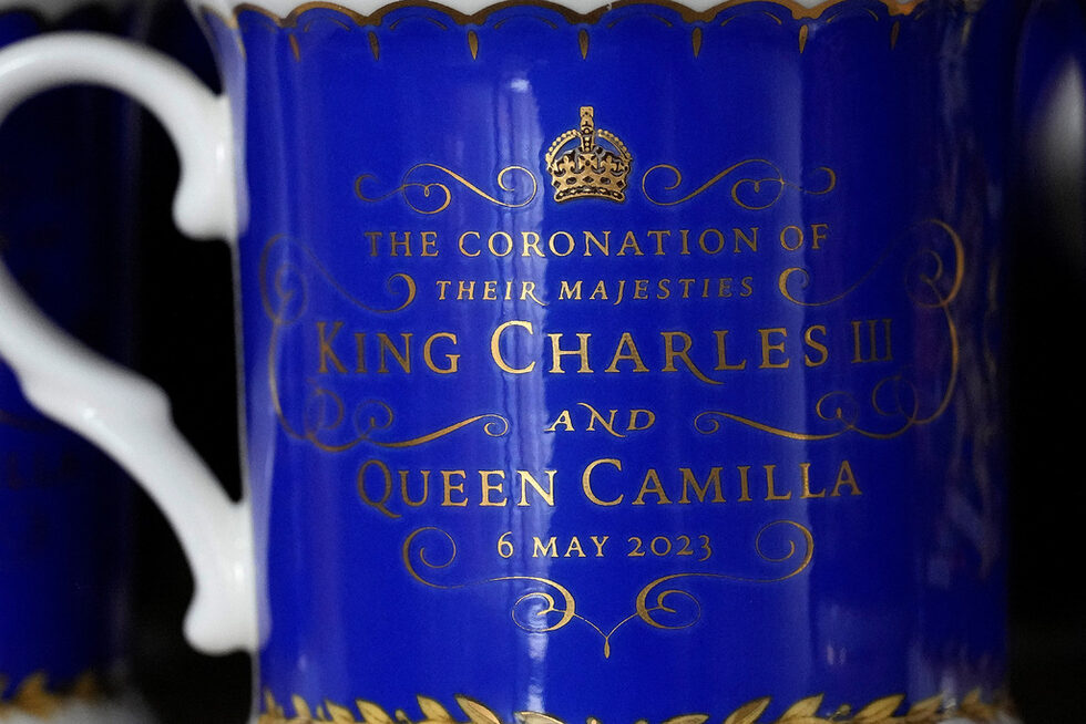 Иън Грант от Royal Collection Trust разказва, че благотворителната организация е "много горда от връзката си" със Стоук он Трент и наследството на керамичната индустрия.<br /><br />"Всяко едно изделие, което продаваме, е преминало през 50 чифта висококвалифицирани ръце, които са прекарали години в индустрията".
