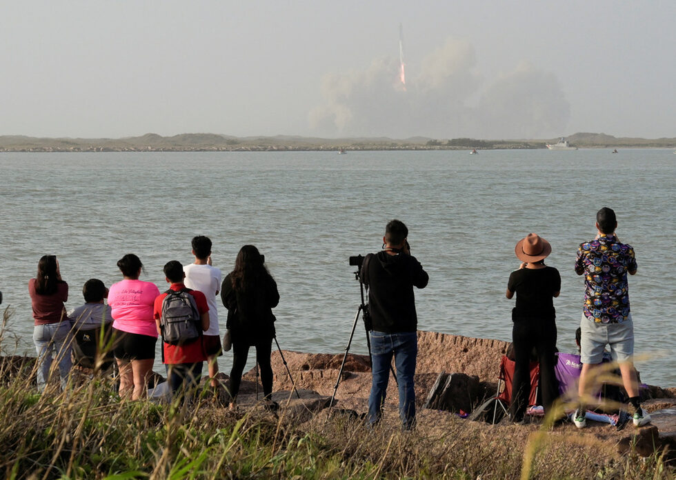 Зрители гледат как космическият кораб ''Старшип" на SpaceX се издига от стартовата площадка на компанията в Бока Чика по време на орбитална тестова мисия близо до Браунсвил, Тексас.<br /><br /><a href="https://www.dnevnik.bg/sviat/2023/04/20/4474399_gigantskata_raketa_na_spacex_izbuhna_minuti_sled/" target="_blank">Ракетната система избухна броени минути след старта, макар да бе предвидено полетът ѝ да продължи около 90 минути. </a>