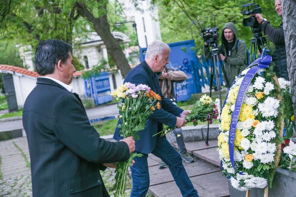 Наско Сираков, Даниел Боримиров и играчите от първия отбор поднесоха цветя и венци.