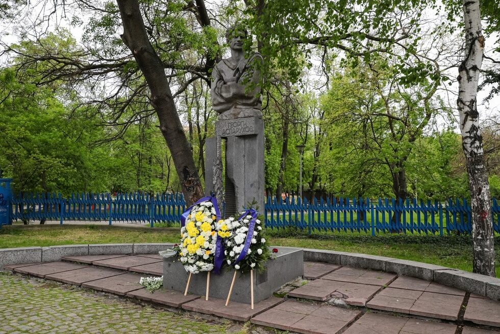 С различни прояви "Левски" отбеляза 80-ата годишнина от рождението на патрона на клуба Георги Аспарухов-Гунди.<br /><br />Пред стадиона, който носи името на легендарния футболист бяха поставени цветя на неговия паметник.