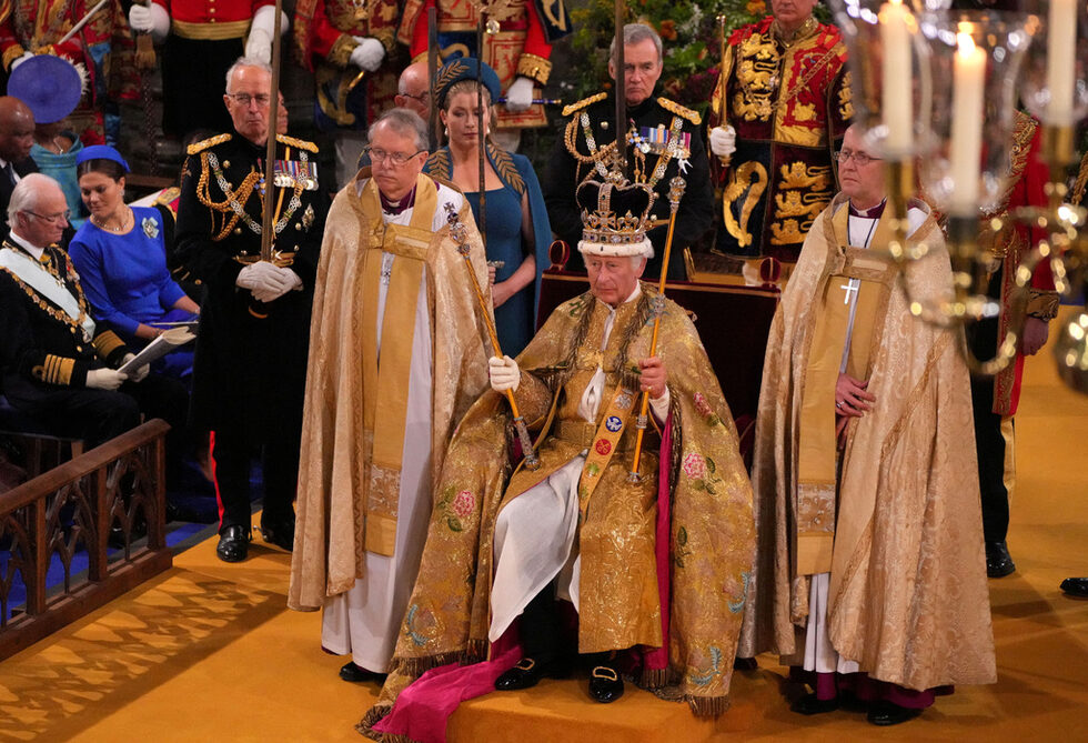 Крал Чарлз III е коронясан.