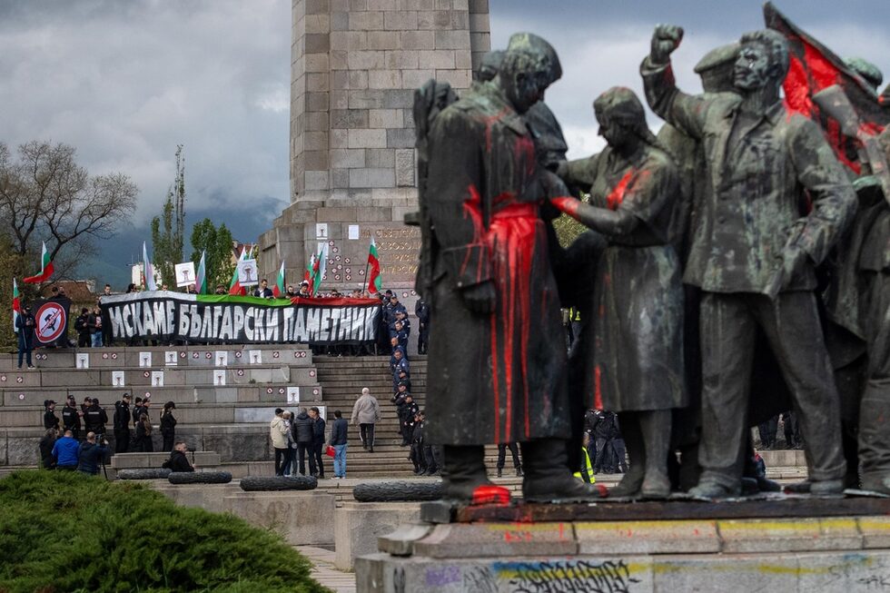 Русофилите бяха посрещнати от български националисти, които ги освиркваха с мегафон и скандираха "Искаме български паметник" и "Червени боклуци". Те се бяха покачили на постамента на паметника и отвисоко развяваха българското знаме.