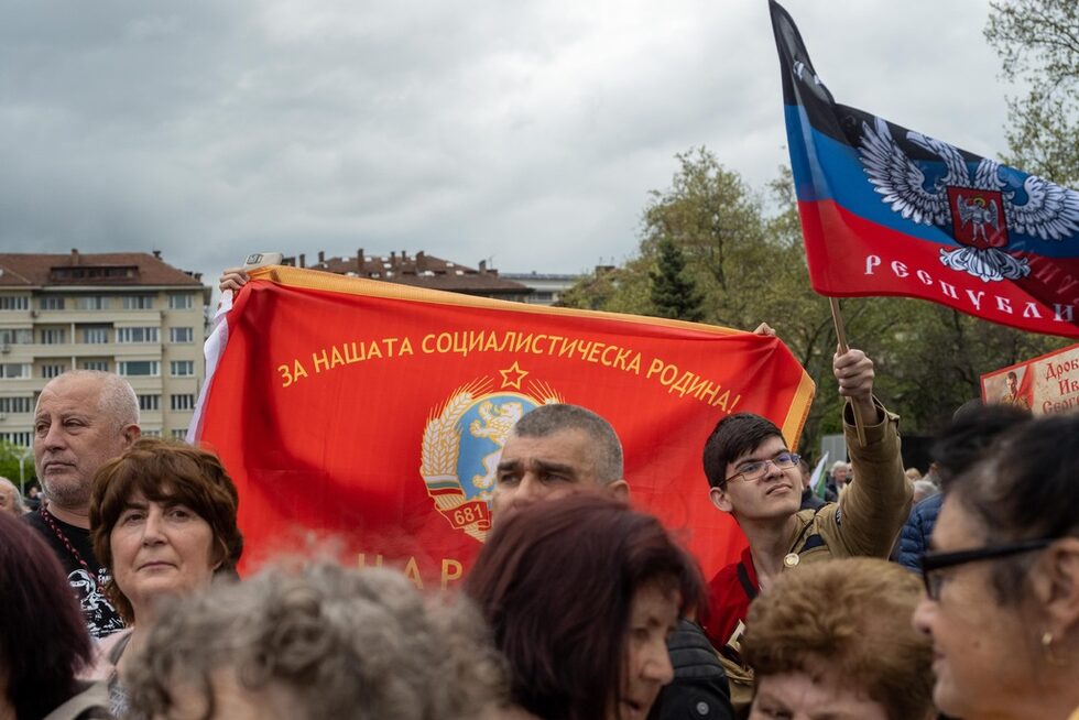 Фотогалерия: Русофили и националисти се освиркваха пред Паметника на Съветската армия