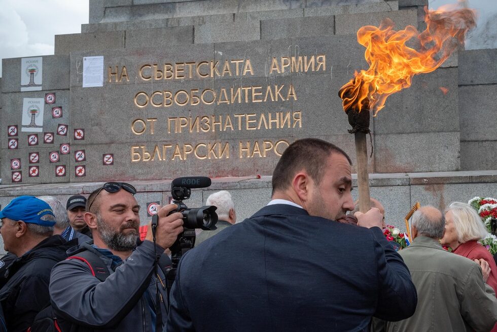 Водещият на честването обяви по микрофона, че специално от Москва е донесен огън, с който да се запали импровизиран жертвеник, поставен пред паметника. Един от организаторите се наведе и набързо със запалка възпламени факла, която после тържествено бе отнесена пред паметника.