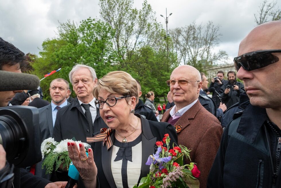 На честването бе руският посланик Елеонора Митрофанова, която в словото си предупреди, че кафявата чума (на нацизма) се надигала отново в Европа, но завърши с "ние ще победим". Тя не спомена нищо за войната, която Русия води в Украйна.