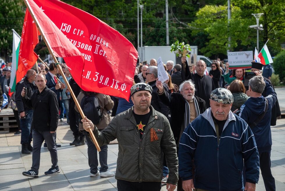 <a href="https://www.dnevnik.bg/bulgaria/2023/05/09/4480658_stolichnata_obshtina_prekrati_shestvieto_bezsmurten/" target="_blank">С развети съветски, руски и български знамена стотина русофили</a> се събраха пред Паметника на Съветската армия в София в чест на 9 май, отбелязван в Русия като Ден на победата над хитлеристка Германия. От мощни тонколони се лееха съветски песни и маршове от Втората световна война.