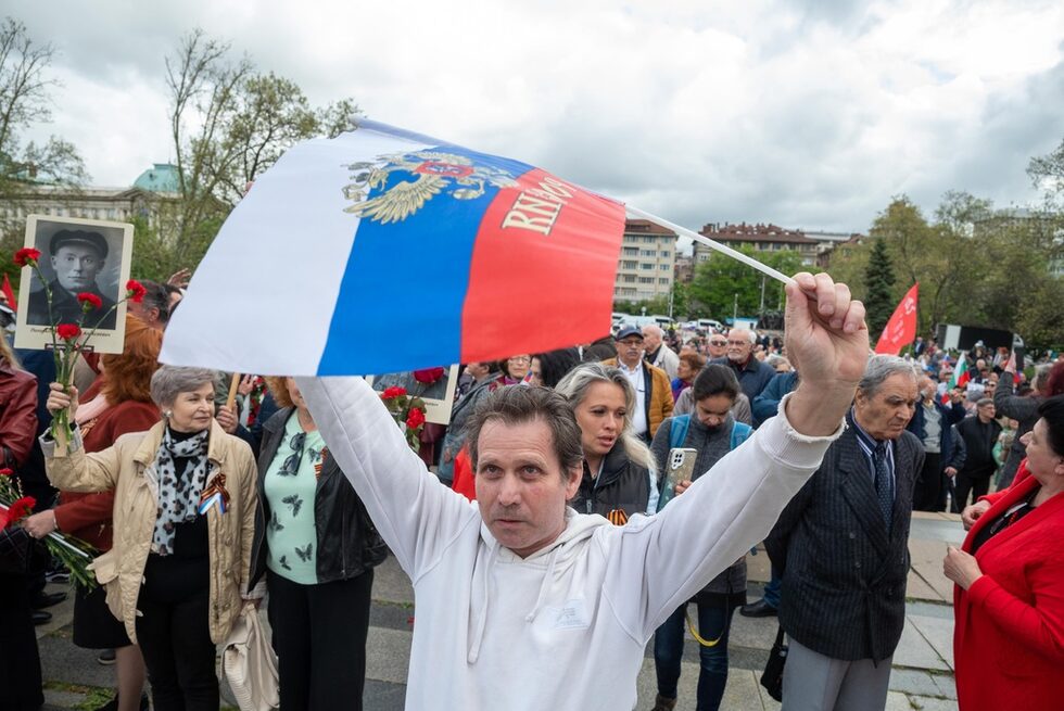"Благодарение на руските воини ние живеем в съвременна Европа", бе обявено на микрофона. За разлика от минали години този път наред със загиналите съветски воини бе споменато, че във Втората световна война и Българската армия е дала "32 хиляди жертви в битката с хитлерофашизма". По данни на Националния военноисторически музей в боевете от септември 1944 г. до май 1945 г. те са 8337 загинали, 9155 безследно изчезнали и 22 958 ранени.